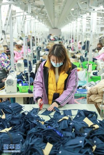 入冬以来,四川广安华蓥市的服装加工,电子产品加工制造等企业,结合